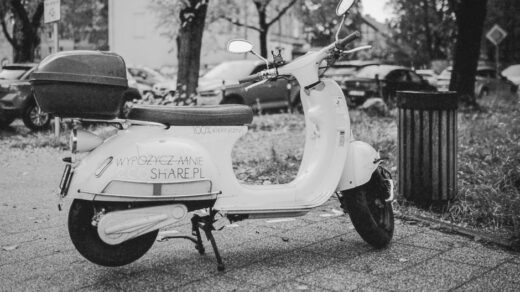 Een comfortabele overdekte scootmobiel in een groene omgeving, perfect voor mobiliteit in alle weersomstandigheden.