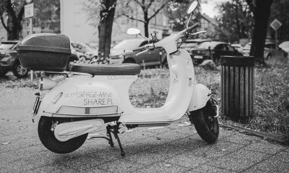 Een comfortabele overdekte scootmobiel in een groene omgeving, perfect voor mobiliteit in alle weersomstandigheden.