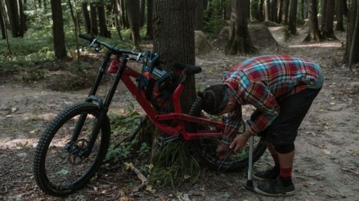 Diverse soorten pompen voor wielrenfietsen, inclusief handpompen en voetpompen, in een overzichtelijke presentatie.