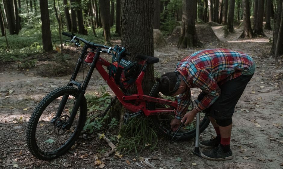 Diverse soorten pompen voor wielrenfietsen, inclusief handpompen en voetpompen, in een overzichtelijke presentatie.
