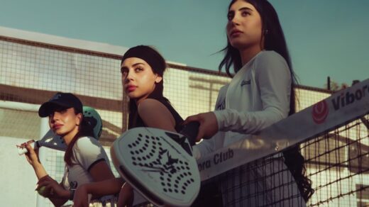 Vergelijking van verschillende Wilson padelrackets voor optimale prestatie en comfort op de baan.